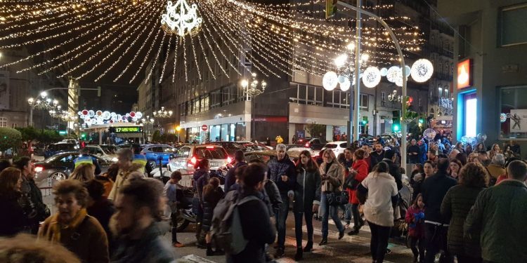 Vigo abre el Puente de la Constitución con las calles de nuevo abarrotadas