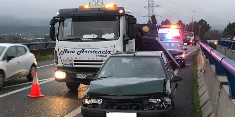 Un accidente múltiple en la A-55 causa retenciones en la autovía