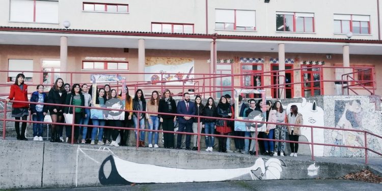 Os institutos de Gondomar e As Neves xa locen os seus murais dedicados ao Guernica e aos incendios