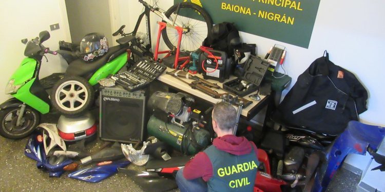 Una operación policial en Vigo se salda con la detención de cinco jóvenes especializados robar ciclomotores