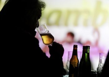 Vigo aprende a catar y tirar cervezas