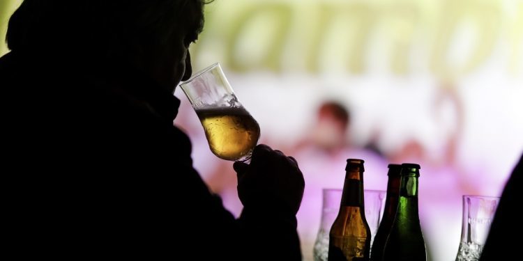 Vigo aprende a catar y tirar cervezas