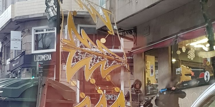 El viento en Vigo causa daños en el alumbrado navideño, postes de telefonía y árboles