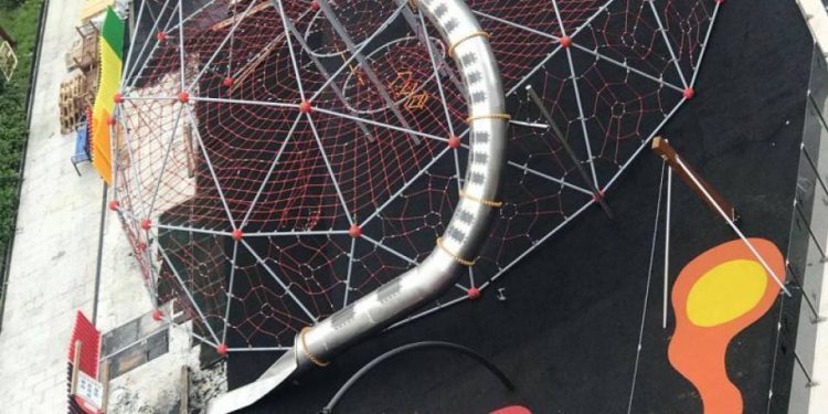 El parque infantil de la calle Venezuela llega a tiempo para las vacaciones de Navidad