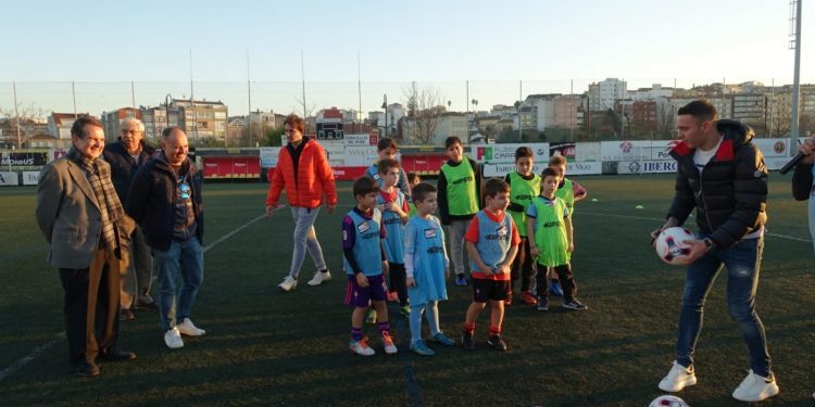 Diez jóvenes futbolistas recibieron una clase magistral de Iago Aspas