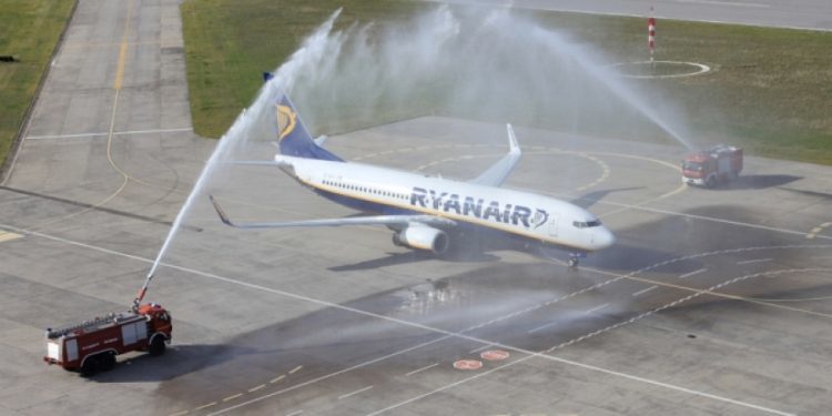 Ryanair volará de Vigo a Londres Stansted todo el año pero cancelará las dos rutas a Italia