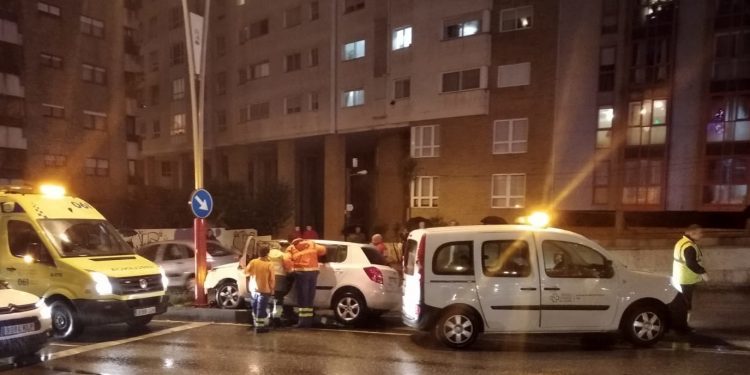 Un coche se estampa contra una farola de la avenida de Castelao