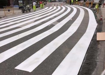 El paso de peatones gigante que ha desatado las bromas en Cangas