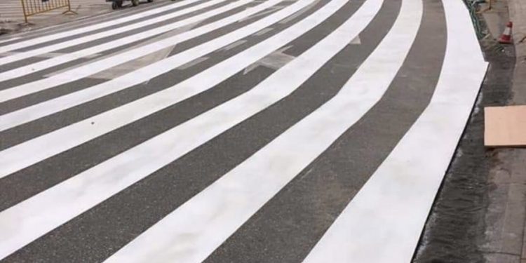 El paso de peatones gigante que ha desatado las bromas en Cangas