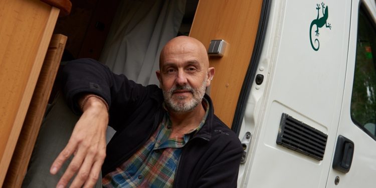 «Para ser escritor de verdad hay que dejarse la corrección y la vergüenza en casa, hay que ser brutalmente honesto»