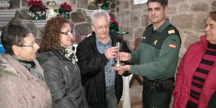 La Guardia Civil recupera en Madrid un cáliz del siglo XIX robado hace 35 años en Tomiño