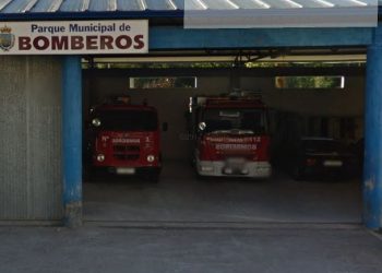 Un incendio en un coche calcina un garaje en Ponteareas