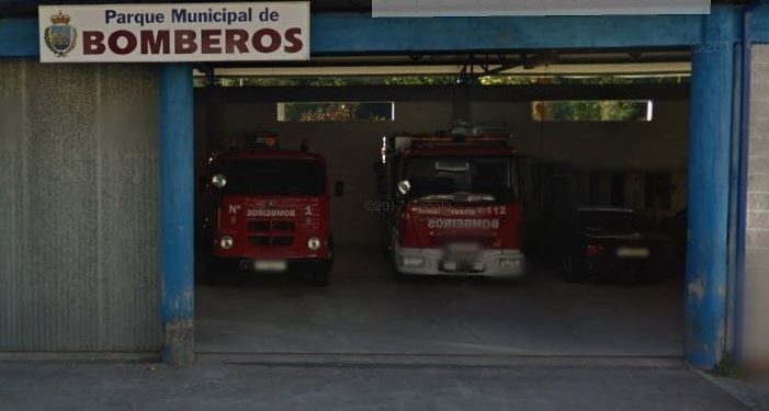 Un incendio en un coche calcina un garaje en Ponteareas