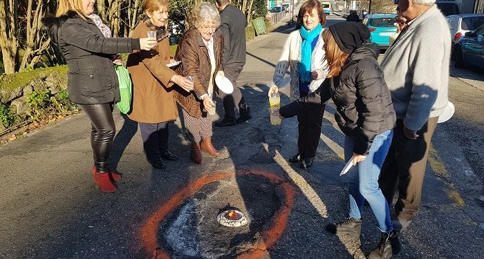 La Federación de Vecinos de Vigo ‘celebra’ el cumpleaños de un bache