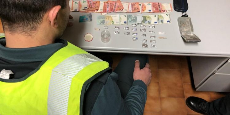 Dos detenidos en Tomiño tras ser cazados con drogas en un control de carretera