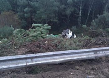 Herido grave el conductor de un camión que volcó en la A-52 y atravesó la mediana