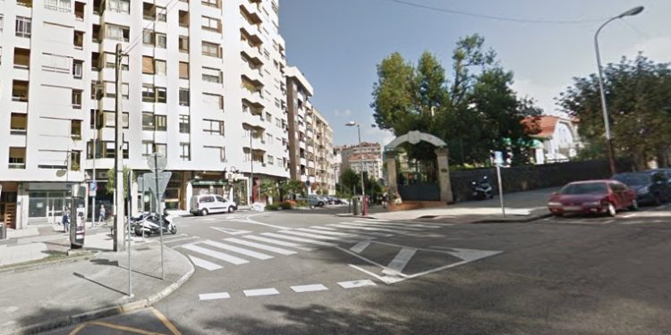 Herido grave en Vigo el conductor de un ciclomotor que chocó de frente contra un coche