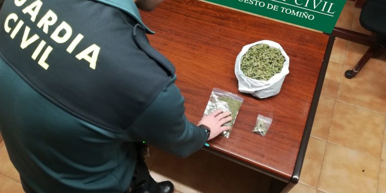 La Guardia Civil caza en plena calle a un vecino de Tomiño con 235 gramos de marihuana