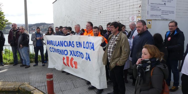 Trabajadores de las ambulancias se concentran en el Cunqueiro como protesta previa a la huelga