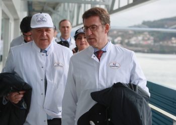 Feijóo alaba el espíritu de Fandicosta para recuperarse tras el incendio de 2016