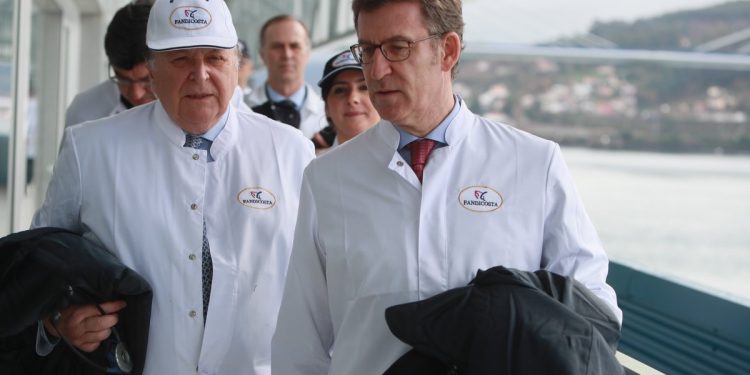 Feijóo alaba el espíritu de Fandicosta para recuperarse tras el incendio de 2016