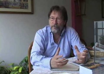 “La autoayuda es querer salir de un pozo profundo tirándose de la propia coleta; unos besitos, y a hacer footing”