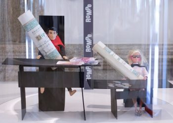 Chega a Baiona a rompedora mostra con «Barbies intervidas»