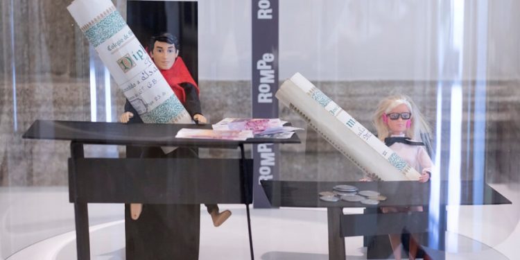 Chega a Baiona a rompedora mostra con «Barbies intervidas»