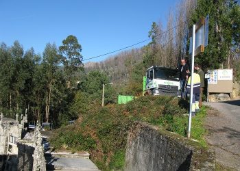 Un muro para evitar desprendementos sobre os nichos do cemiterio de Camos