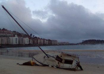 El mal tiempo arrastra un velero hasta la playa en Baiona