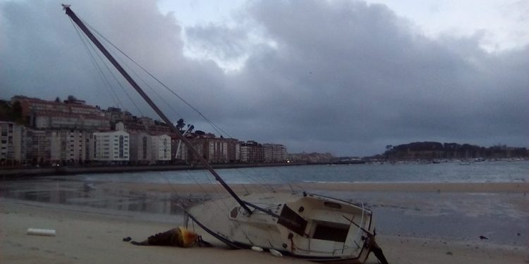 El mal tiempo arrastra un velero hasta la playa en Baiona