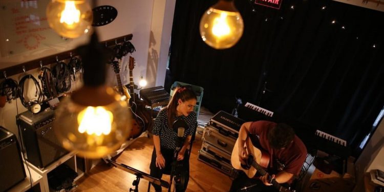 Doble dosis de OT en Vigo: Sabela firma discos y Alfred ofrecerá un concierto