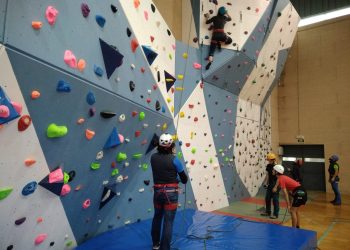 O rocódromo do campus universitario acolle cursos de iniciación á escalada