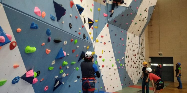 O rocódromo do campus universitario acolle cursos de iniciación á escalada