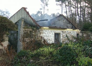 Un incendio calcina por completo una casa en Salvaterra de Miño