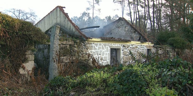 Un incendio calcina por completo una casa en Salvaterra de Miño