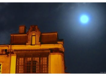 La luna como un huevo frito