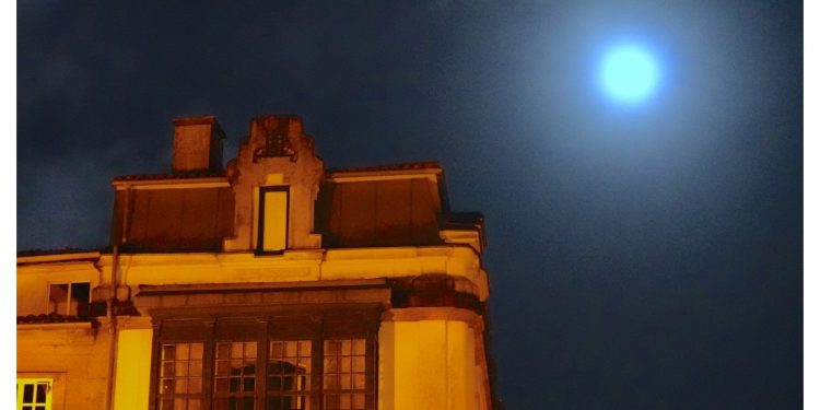 La luna como un huevo frito