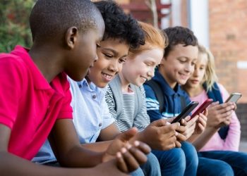 Móviles y niños en la infancia: cómo protegerlos y educarlos con los teléfonos