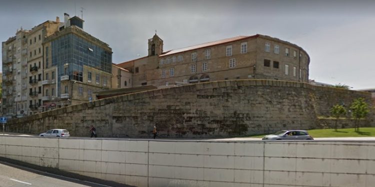 La policía evita que un hombre se tire al vacío desde el muro de la calle San Francisco