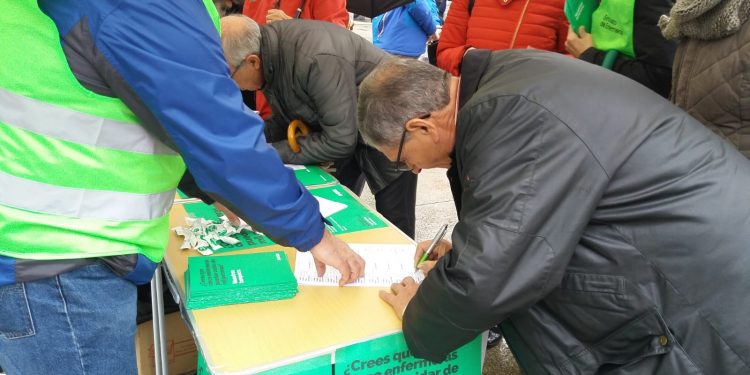 Vigo recoge firmas por una ley que garantice un máximo de pacientes en enfermería