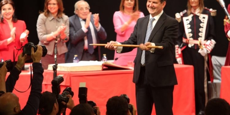 Caballero volvería a arrasar en las municipales en Vigo, según la encuesta que publica La Voz