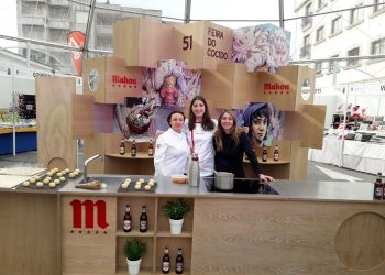 El Maruja Limón enseña en Lalín a comer el cocido con las manos con su tapa ‘Carallo’