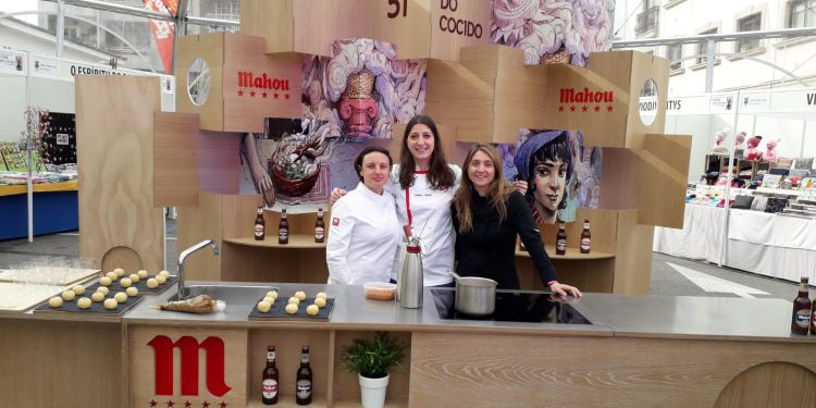 El Maruja Limón enseña en Lalín a comer el cocido con las manos con su tapa ‘Carallo’