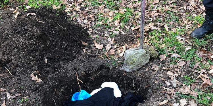 Aparecen en Moaña restos de un ritual de santería que simulaban la tumba de un niño