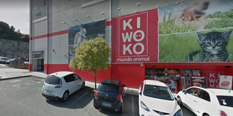 Atracan a punta de pistola una tienda de mascotas en el parque comercial del Meixoeiro