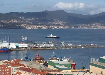 Atraca en Vigo el lujoso yate del dueño de Louis Vuitton