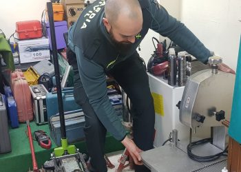 Una máquina de cortar pescado congelado o huesos, entre los objetos decomisados en la operación antidroga de Mos