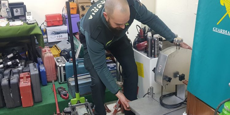 Una máquina de cortar pescado congelado o huesos, entre los objetos decomisados en la operación antidroga de Mos