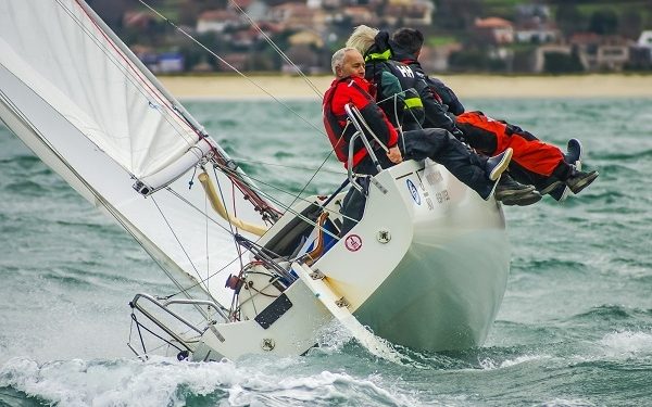 La «meteo» se la vuelve a jugar a los J80 en Baiona